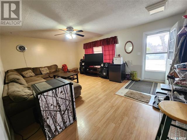 733 Mann Avenue, House detached with 3 bedrooms, 2 bathrooms and null parking in Radville SK | Image 4