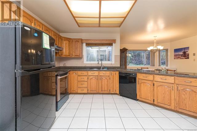 2371 Arbutus Rd, House detached with 7 bedrooms, 3 bathrooms and 3 parking in Saanich BC | Image 8