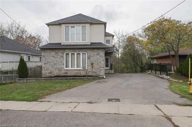 38 Woodrow St, House detached with 3 bedrooms, 4 bathrooms and 4 parking in St. Catharines ON | Image 1