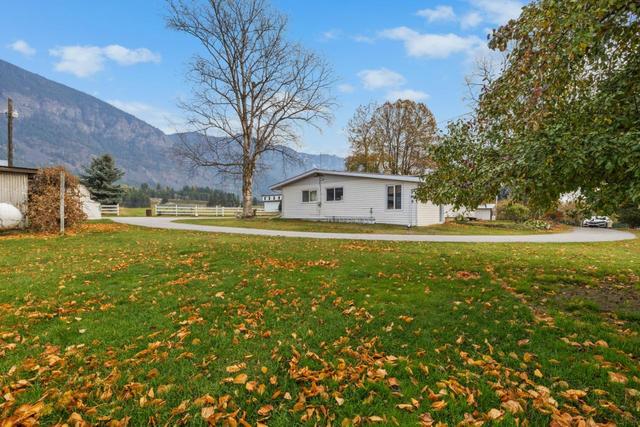 5030 Canyon Lister Road, House detached with 3 bedrooms, 2 bathrooms and 4 parking in Central Kootenay B BC | Image 28
