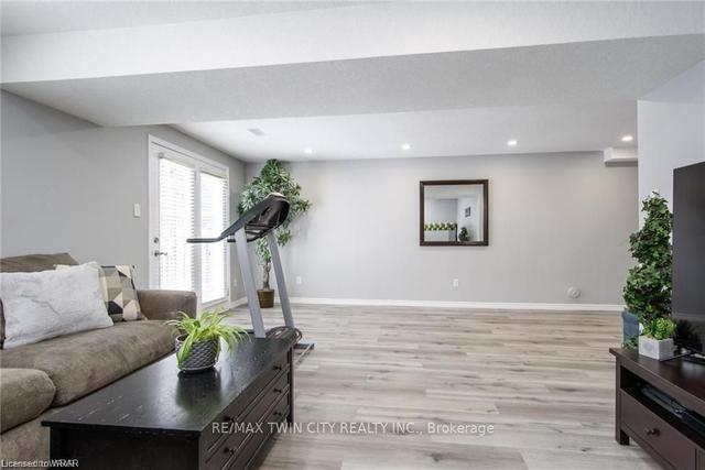 60 Milfoil Cres, House detached with 2 bedrooms, 2 bathrooms and 3 parking in Kitchener ON | Image 10