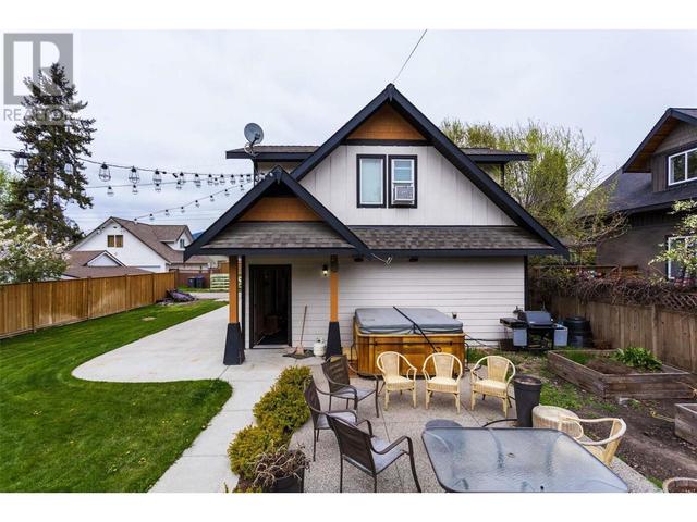 876 Rowcliffe Avenue, House detached with 5 bedrooms, 3 bathrooms and 6 parking in Kelowna BC | Image 4