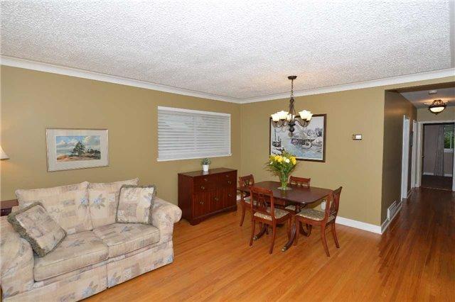 3 Puckeridge Cres, House detached with 3 bedrooms, 2 bathrooms and 2 parking in Toronto ON | Image 4