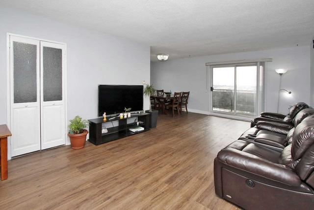901 - 855 Kennedy Rd, Condo with 3 bedrooms, 2 bathrooms and 2 parking in Toronto ON | Image 3