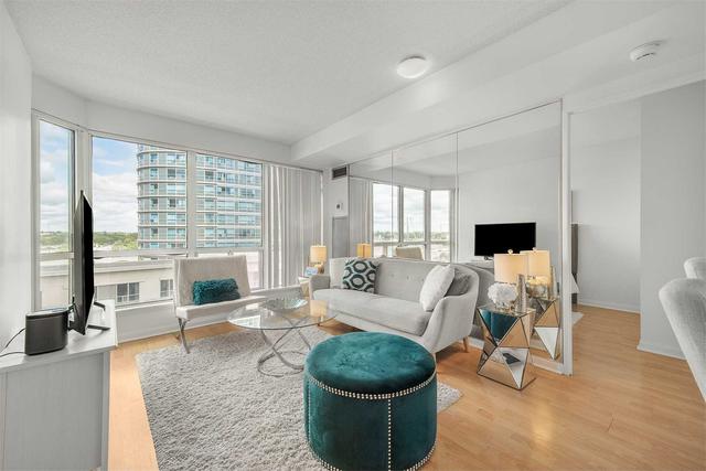 702 - 8 Lee Centre Dr, Condo with 1 bedrooms, 1 bathrooms and 3 parking in Toronto ON | Card Image