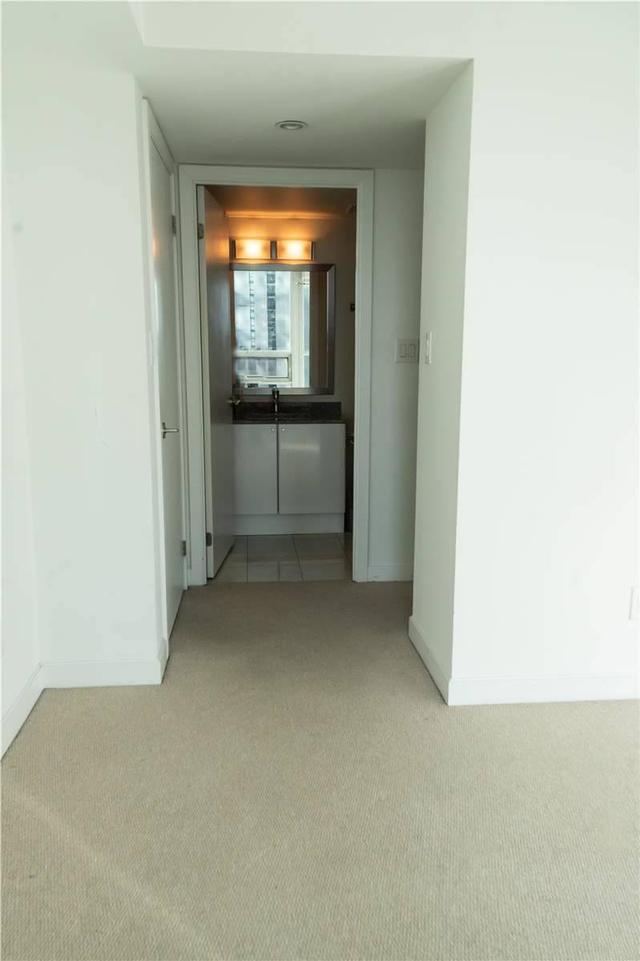 1112 - 33 Bay St, Condo with 2 bedrooms, 2 bathrooms and 1 parking in Toronto ON | Image 7