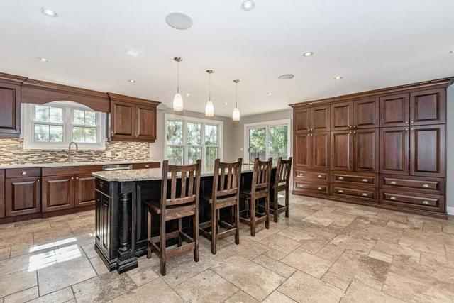 204 Mohawk Ave, House detached with 7 bedrooms, 6 bathrooms and 8 parking in Waterloo ON | Image 3