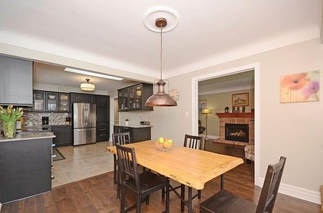 1520 Moss Glen Crt, House detached with 3 bedrooms, 2 bathrooms and 6 parking in Burlington ON | Image 2