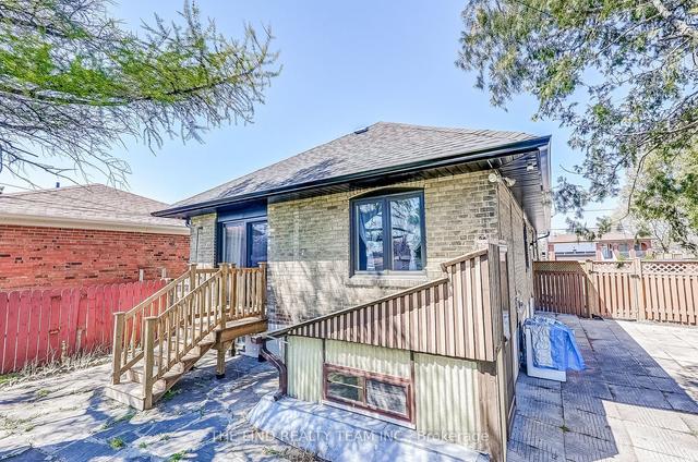 127 Rustic Rd, House detached with 3 bedrooms, 3 bathrooms and 4 parking in Toronto ON | Image 35