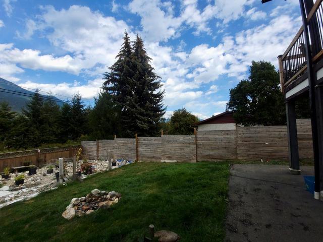 7814 Railway Avenue, House detached with 3 bedrooms, 3 bathrooms and 5 parking in Central Kootenay E BC | Image 1