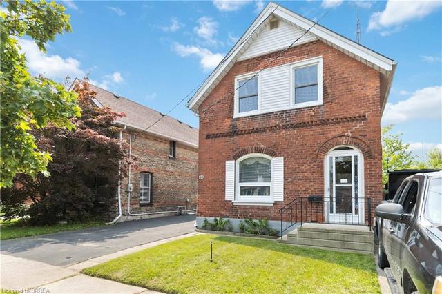 110 Grand River Avenue, House detached with 4 bedrooms, 2 bathrooms and null parking in Brantford ON | Image 1