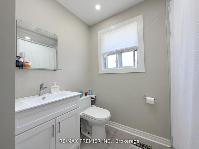 74 Riverhead Dr, House detached with 3 bedrooms, 2 bathrooms and 5 parking in Toronto ON | Image 9