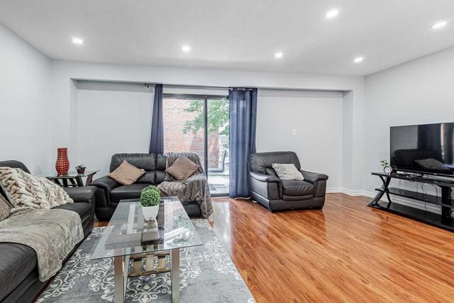 32 Trailridge Cres, Townhouse with 3 bedrooms, 3 bathrooms and 2 parking in Toronto ON | Image 6