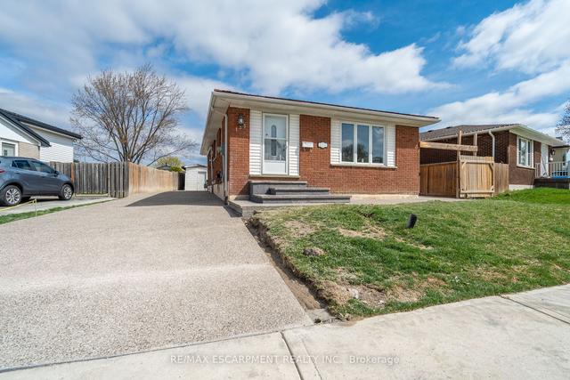 135 Gordon Drummond Ave, House detached with 2 bedrooms, 2 bathrooms and 4 parking in Hamilton ON | Image 1