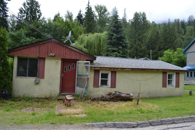 2107 Perrier Lane, House detached with 2 bedrooms, 1 bathrooms and null parking in Nelson BC | Card Image