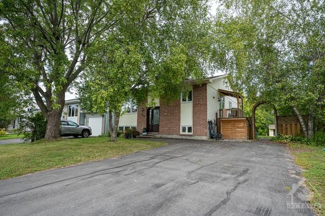 538 Robert Street, House detached with 4 bedrooms, 2 bathrooms and 4 parking in Clarence Rockland ON | Image 2