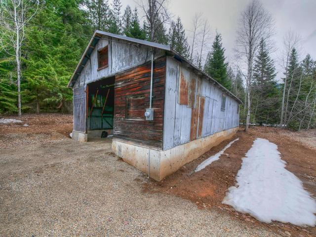 8114 Highway 6, House detached with 3 bedrooms, 1 bathrooms and 9 parking in Salmo BC | Image 9