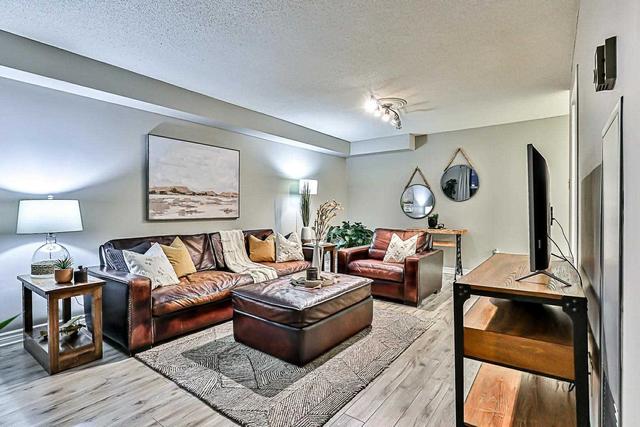 1002 - 30 Harding Blvd W, Condo with 2 bedrooms, 2 bathrooms and 2 parking in Richmond Hill ON | Image 3