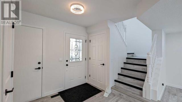 102 Somercrest Circle Sw, House detached with 5 bedrooms, 3 bathrooms and 2 parking in Calgary AB | Image 3