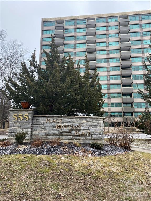 410 - 555 Brittany Drive, Condo with 2 bedrooms, 2 bathrooms and 1 parking in Ottawa ON | Image 1