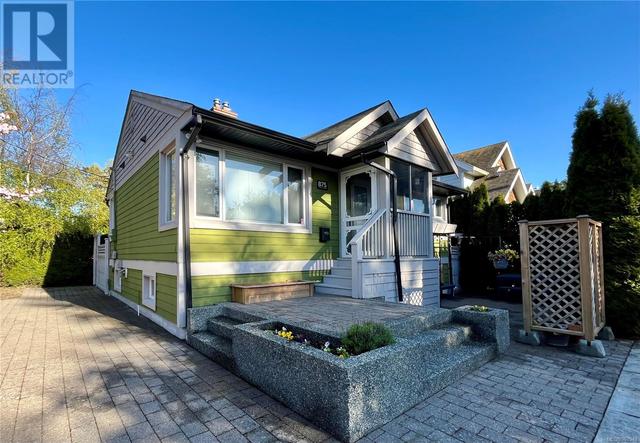 875 Phoenix St, House detached with 4 bedrooms, 3 bathrooms and 3 parking in Esquimalt BC | Image 2