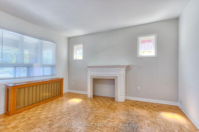 1652 Dufferin St, House detached with 5 bedrooms, 3 bathrooms and 4 parking in Toronto ON | Image 3