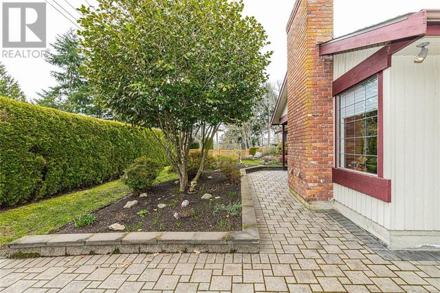 1526 Mt. Douglas Cross Rd, House detached with 2 bedrooms, 2 bathrooms and 2 parking in Saanich BC | Image 8