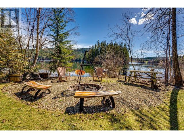 661 Park Road, House detached with 3 bedrooms, 2 bathrooms and 8 parking in Columbia Shuswap D BC | Image 2