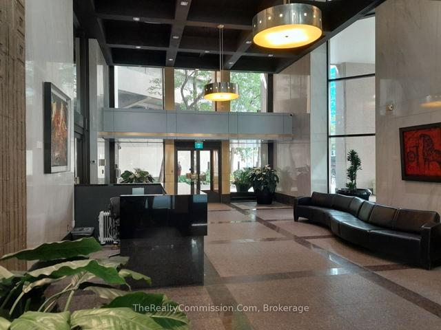 2037 - 33 Harbour Sq, Condo with 2 bedrooms, 2 bathrooms and 1 parking in Toronto ON | Image 15