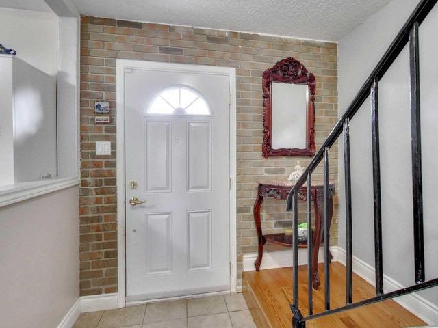 54 - 105 Hansen Rd N, Townhouse with 3 bedrooms, 2 bathrooms and 1 parking in Brampton ON | Image 2