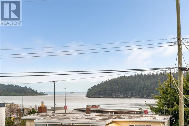 643 Beach Dr, House detached with 5 bedrooms, 2 bathrooms and 4 parking in Nanaimo BC | Image 2