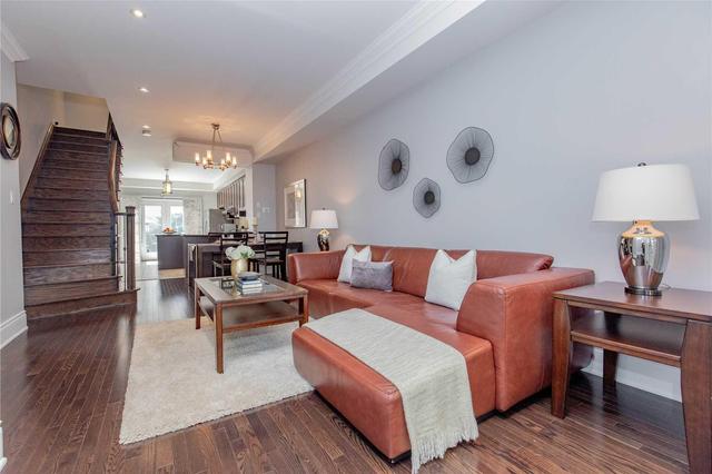 34 Mallingham Crt, House attached with 3 bedrooms, 4 bathrooms and 1 parking in Toronto ON | Image 3