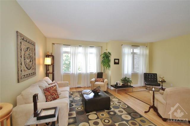 182 Lanark Avenue, Townhouse with 3 bedrooms, 3 bathrooms and 4 parking in Ottawa ON | Image 8