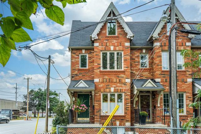 2 Cam Fella Lane, House attached with 3 bedrooms, 4 bathrooms and 1 parking in Toronto ON | Image 1
