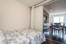 517 - 23 Glebe Rd W, Condo with 2 bedrooms, 2 bathrooms and null parking in Toronto ON | Image 4