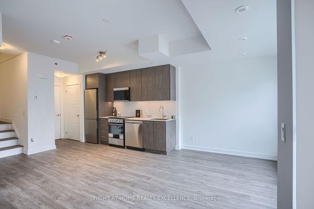 2 - 861 Sheppard Ave W, Townhouse with 2 bedrooms, 3 bathrooms and 1 parking in Toronto ON | Image 2