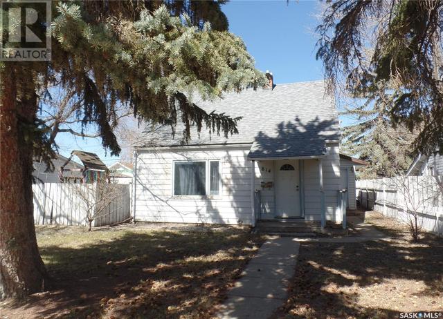 814 Athabasca Street E, House detached with 4 bedrooms, 1 bathrooms and null parking in Moose Jaw SK | Image 1