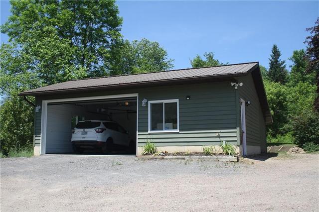 2988 Calabogie Road, House detached with 3 bedrooms, 4 bathrooms and 10 parking in Greater Madawaska ON | Image 3
