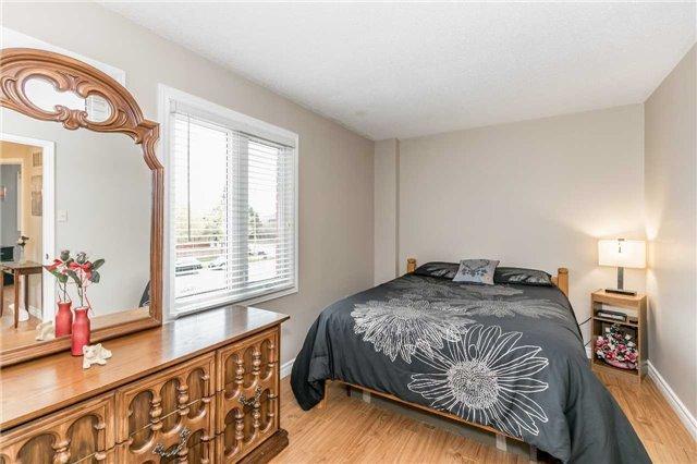210 Kozlov St, House detached with 3 bedrooms, 2 bathrooms and 2 parking in Barrie ON | Image 13