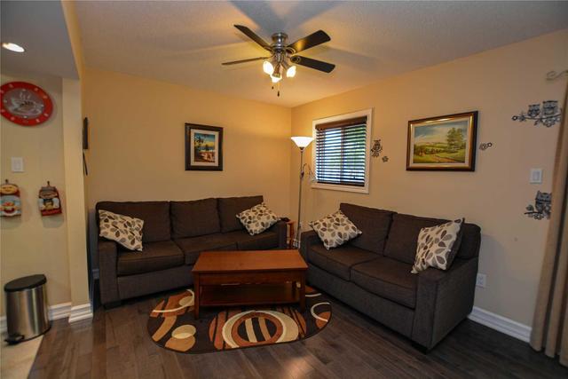 33 Tara Park Cres, Townhouse with 3 bedrooms, 2 bathrooms and 2 parking in Brampton ON | Image 5