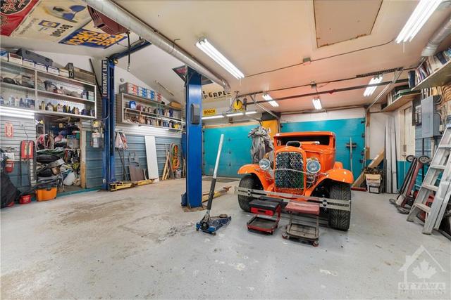 2 bay Garage - no the rod doesn't come with the garage ha ha | Image 23