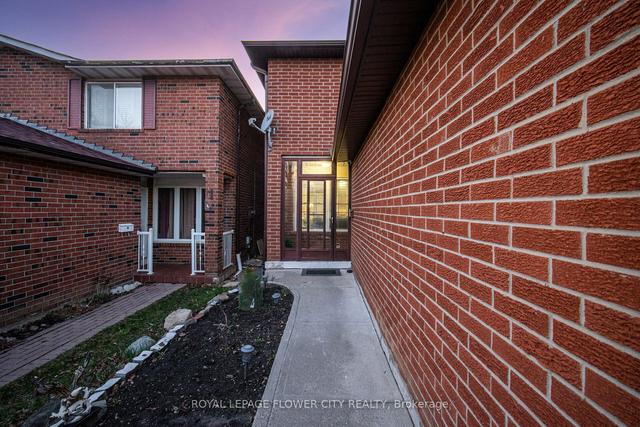 32 Maplehurst Sq N, House semidetached with 3 bedrooms, 3 bathrooms and 3 parking in Brampton ON | Image 31