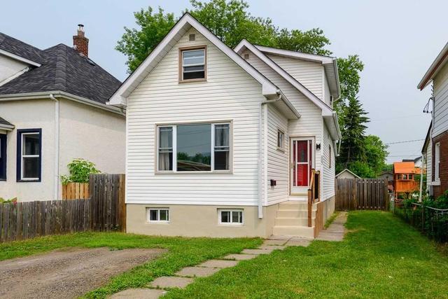 223 Brock St E, House detached with 3 bedrooms, 1 bathrooms and 2 parking in Thunder Bay ON | Image 1