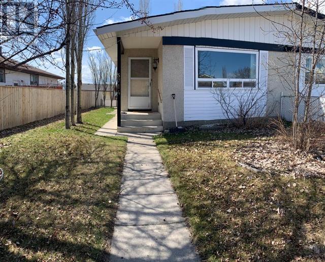 5714 56 Street, House semidetached with 4 bedrooms, 2 bathrooms and 2 parking in Rocky Mountain House AB | Card Image
