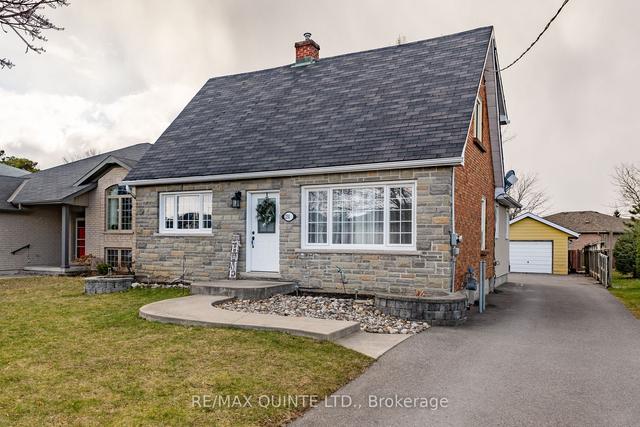 250 Palmer Rd, House detached with 3 bedrooms, 3 bathrooms and 9 parking in Belleville ON | Image 1