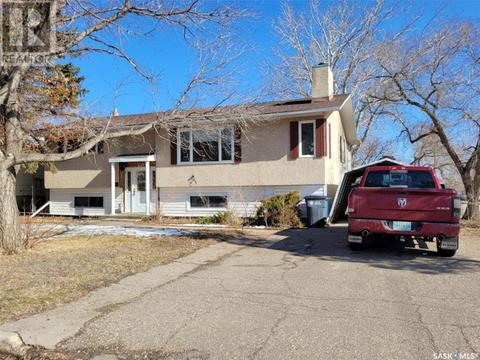 529 6th Avenue E, House detached with 3 bedrooms, 2 bathrooms and null parking in Assiniboia SK | Card Image