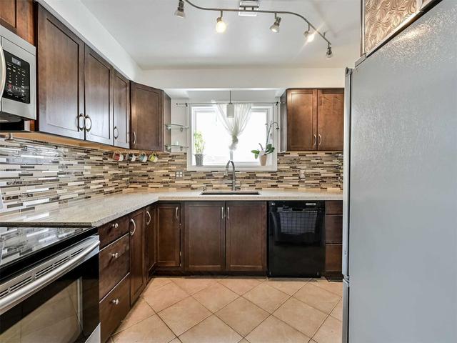 45 Newlyn Cres, House semidetached with 3 bedrooms, 2 bathrooms and 4 parking in Brampton ON | Image 6