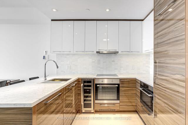 4811 - 488 University Ave, Condo with 1 bedrooms, 1 bathrooms and 0 parking in Toronto ON | Image 4