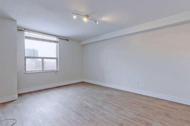 919 - 10 Edgecliff Gfwy, Condo with 3 bedrooms, 2 bathrooms and 1 parking in Toronto ON | Image 11