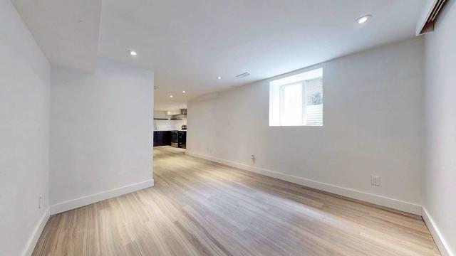 552 Lansdowne Ave, House detached with 7 bedrooms, 4 bathrooms and 2 parking in Toronto ON | Image 18